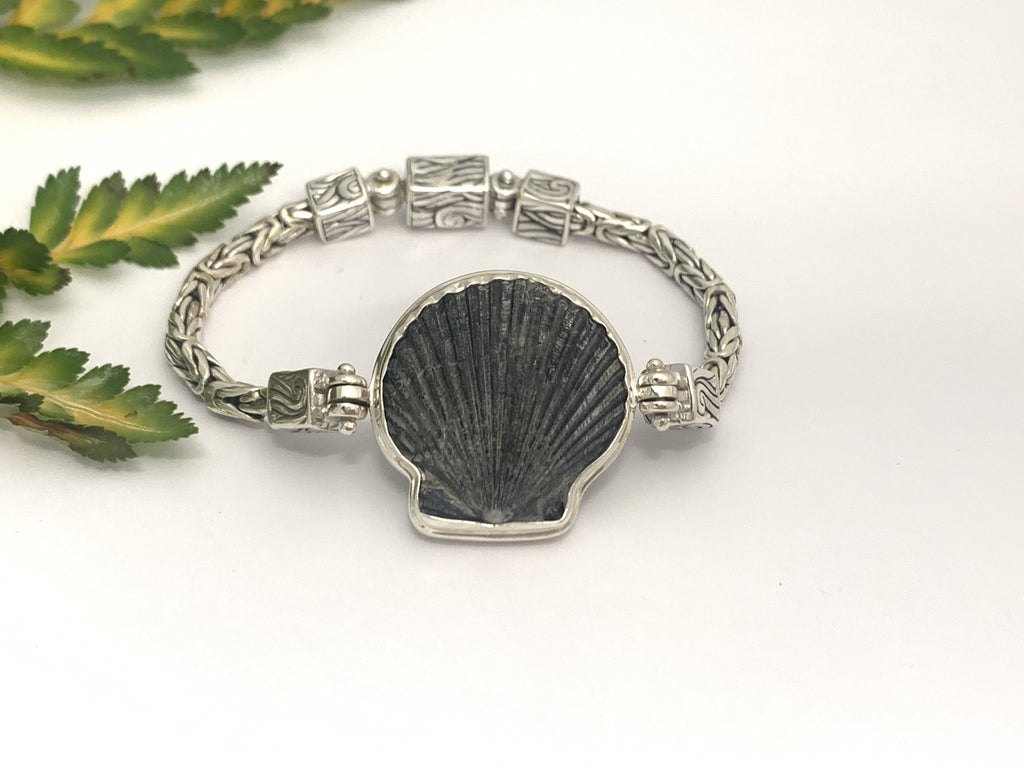 Black Scallop on Tigertail Bracelet - Ocean Soul