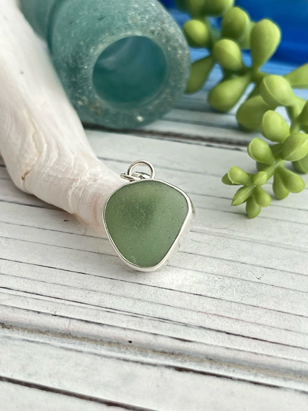 https://oceansoul.net/cdn/shop/products/green-sea-glass-charms-433449_353x@3x.jpg?v=1664389539